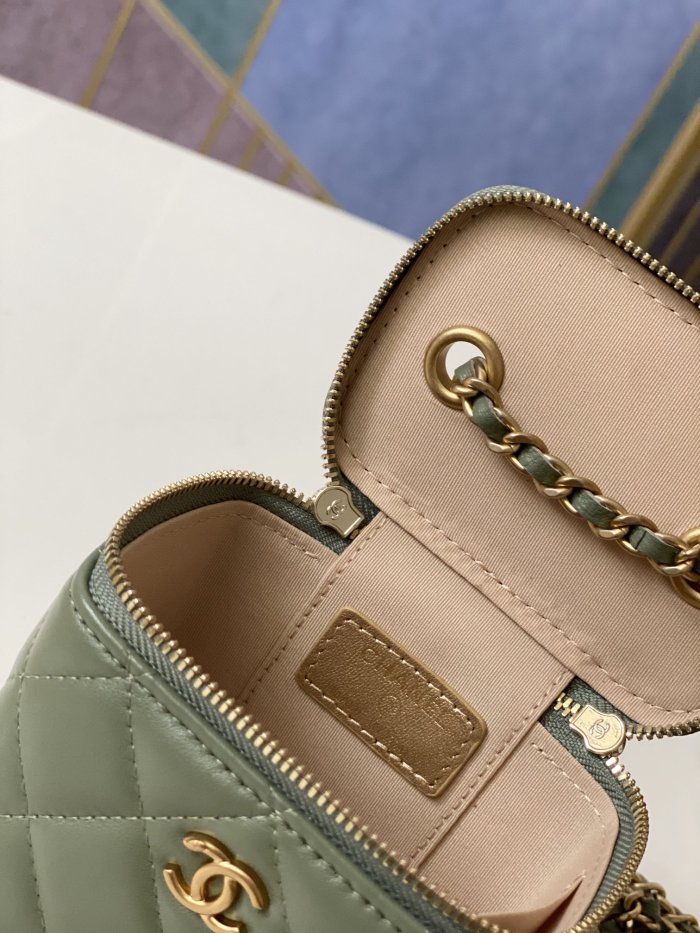 Handbag   Chanel 81136  size  10.5 8.5 7 cm