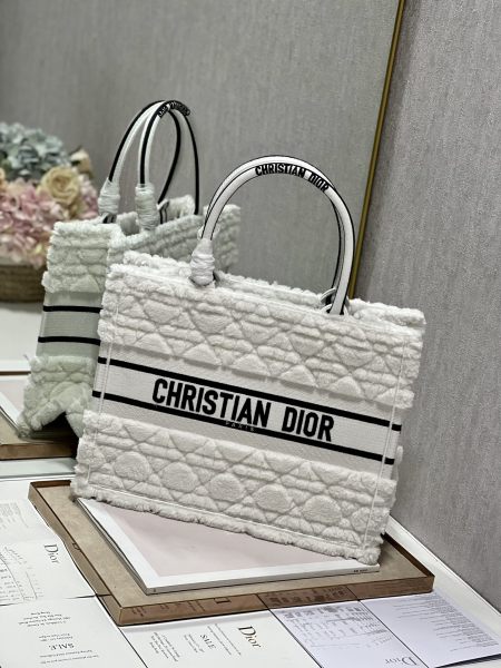 Handbag   Dior  1286 size 36×28 cm