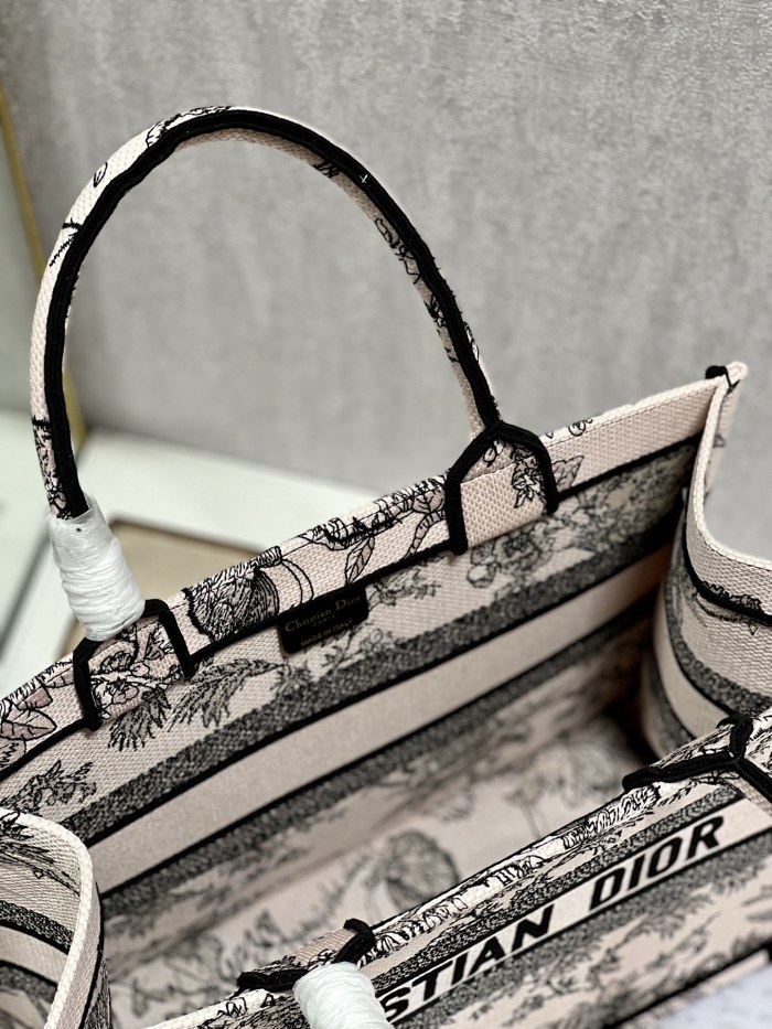 Handbag  Dior  1286  size 36×28  cm