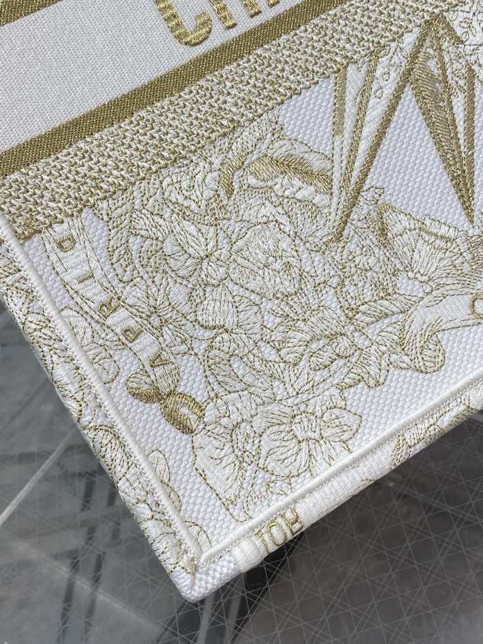 Handbag   Dior  size 42*18*35 cm