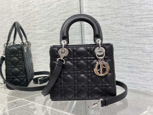 Handbag   Dior  size  20 cm