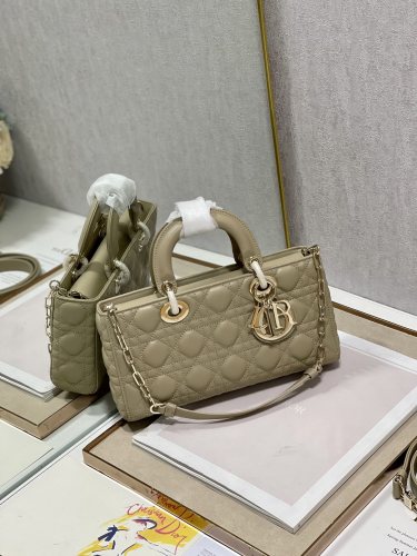 Handbag   Dior 0540 size  26*6*14 cm