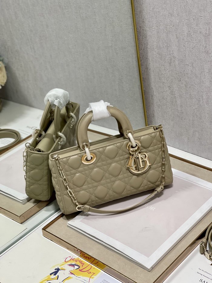 Handbag   Dior 0540 size  26*6*14 cm