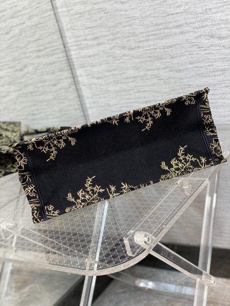 Handbag   Dior  size  42*18*35 cm