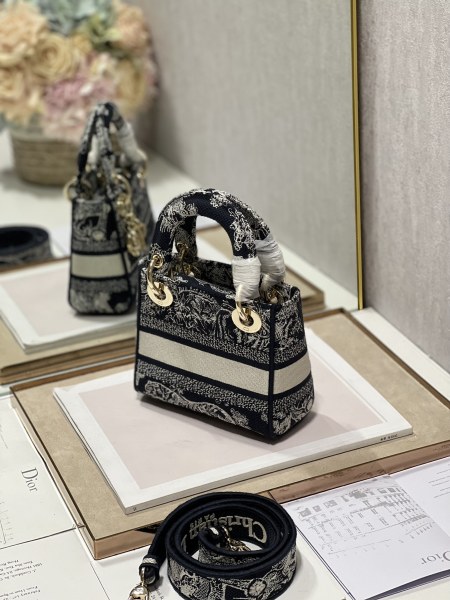 Handbag   Dior  9028  size  17×7.5×14 cm