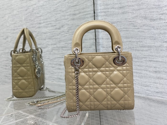 Handbag   Dior  size  17 cm