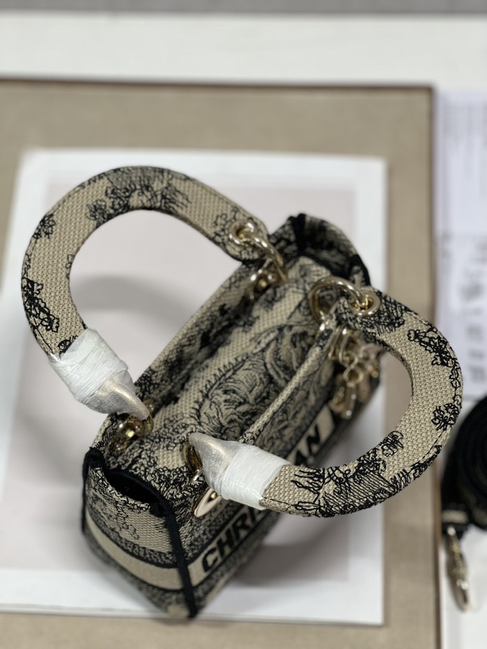 Handbag   Dior  9028  size  17×7.5×14 cm