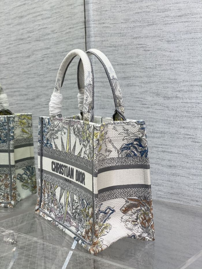 Handbag   Dior  size 26*8*22 cm