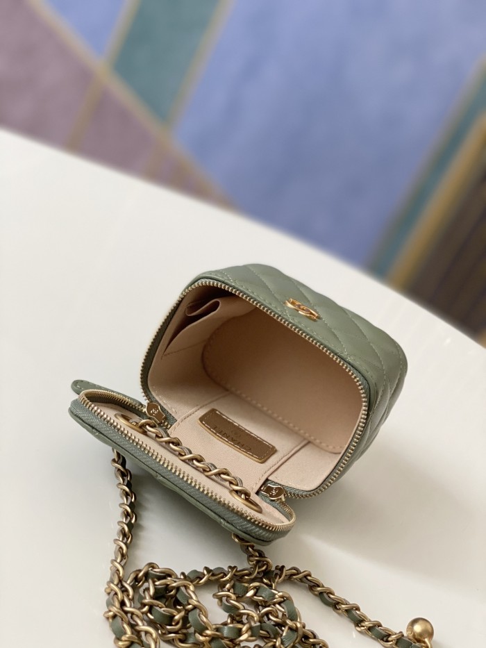 Handbag   Chanel 81136  size  10.5 8.5 7 cm