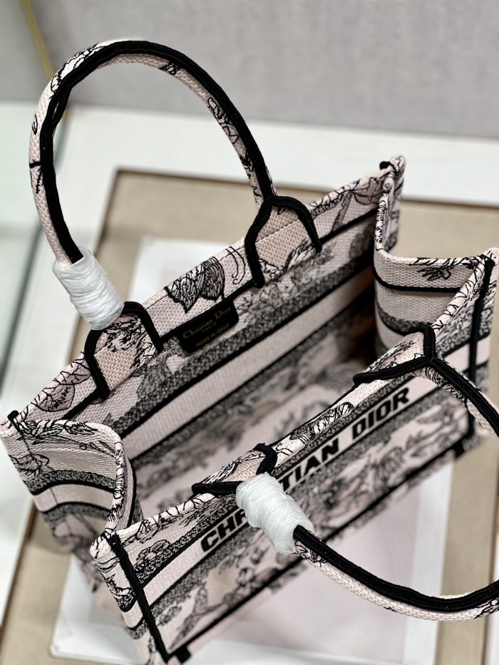 Handbag  Dior  1265  size 26.5×21×14 cm 