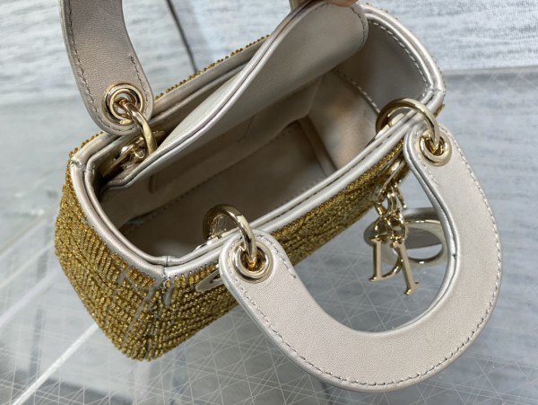 Handbag   Dior  size  12*10*5 cm