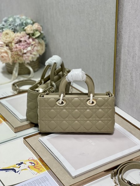 Handbag   Dior 0540 size  26*6*14 cm