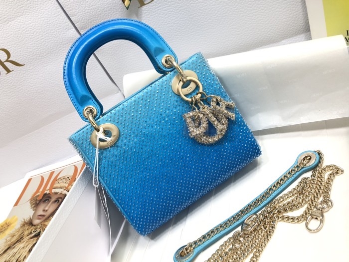   Handbag   Dior M0505  size  17×15×7 cm