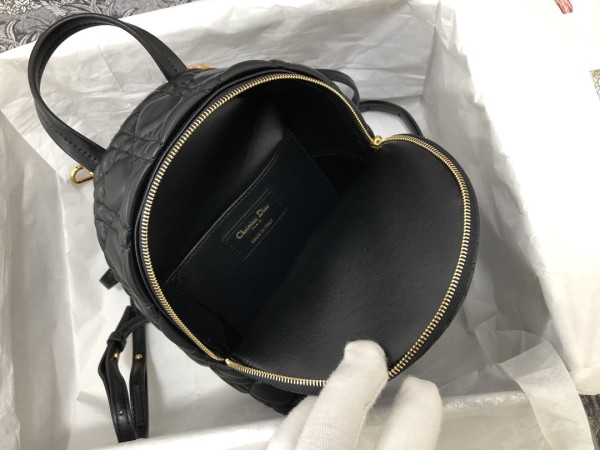 Handbag   Dior  M9222  size  16 x 21 x 8.5  cm