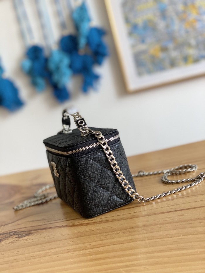 Handbag   Chanel  81199  size  17 cm