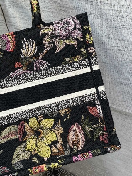 Handbag   Dior  size  26*8*22 cm