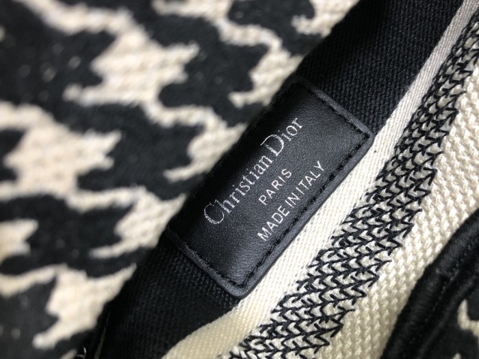 Handbag   Dior  M0505  size  17 x 15 x 7  cm