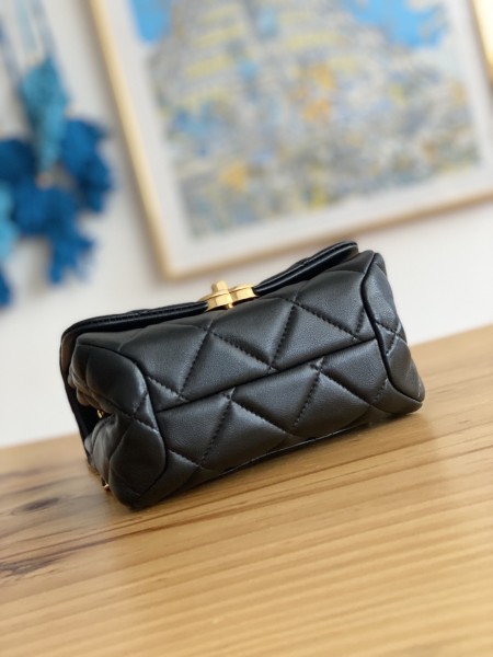 Handbag    Chanel 3365  size  17X11.5X8.5 Cm