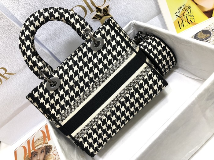 Handbag   Dior  M0565  size  24 x 20 x 11  cm