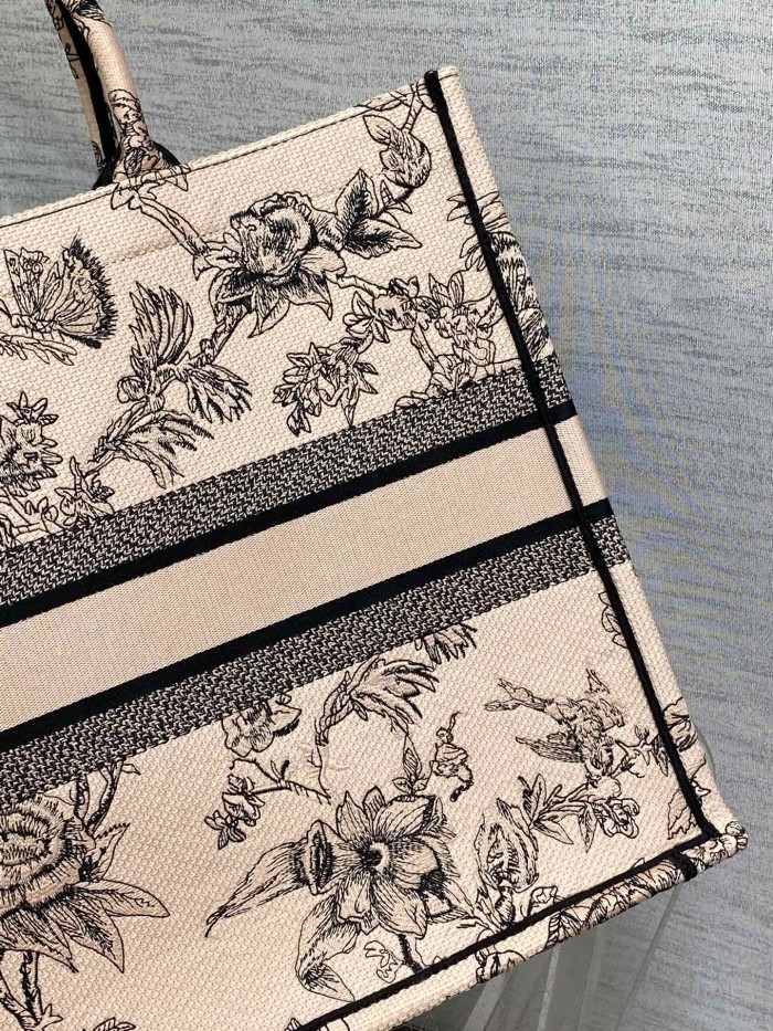 Handbag   Dior  size  42*18*35 cm