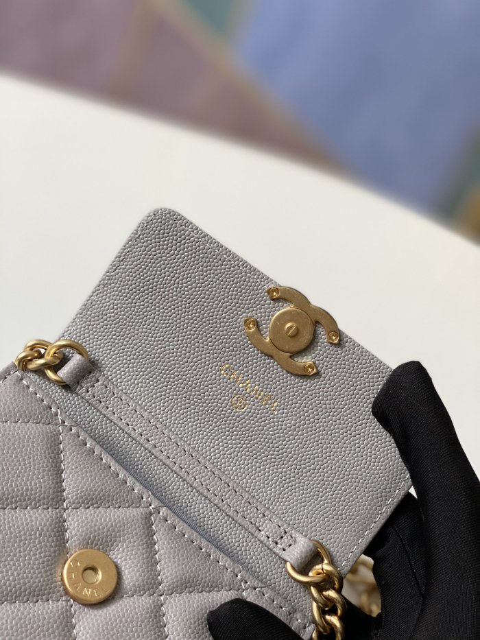 Handbag    Chanel  81156  size 12 9 2.5 cm