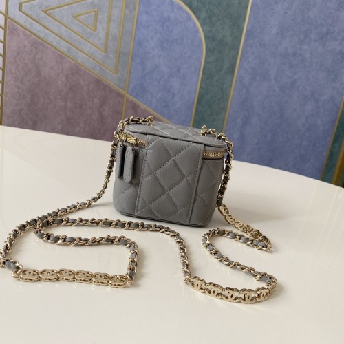 Handbag   Chanel  81186  size  10.5-8.5-7 cm