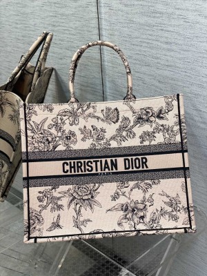 Handbag   Dior  size  42*18*35 cm