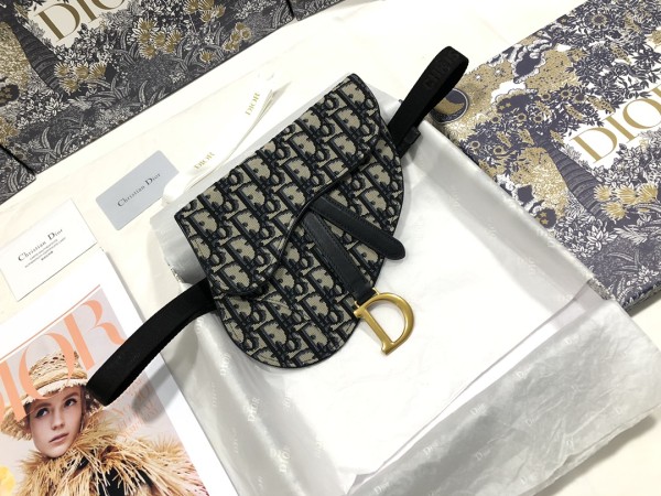 Handbag   Dior  S5632  size  20 x 17 x 2  cm