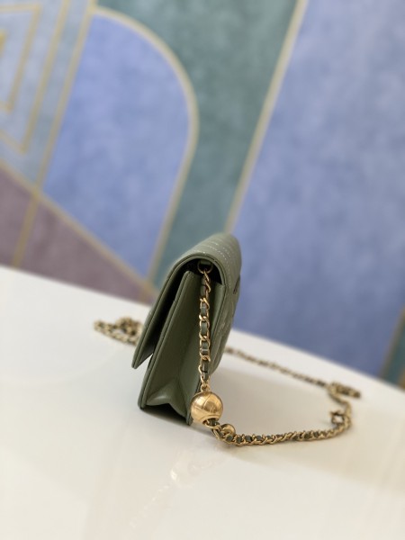 Handbag   Chanel  81133  size  19 cm