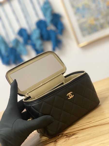Handbag   Chanel  81220  size 16 9.5 8 cm