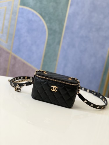 Handbag   Chanel   81178  size  18  Cm
