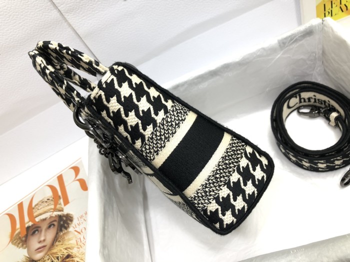 Handbag   Dior  M0505  size  17 x 15 x 7  cm