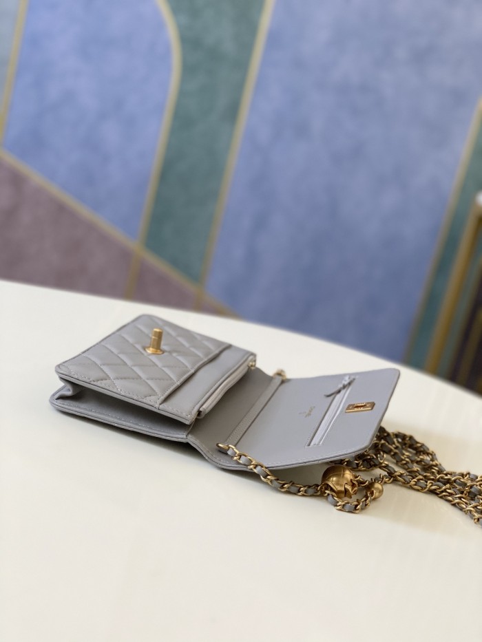 Handbag   Chanel  81133  size  19 cm