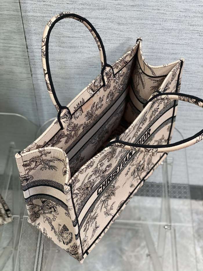 Handbag   Dior  size  42*18*35 cm