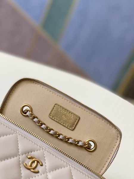 Handbag  Chanel  81138  size 16 9.5 8 cm