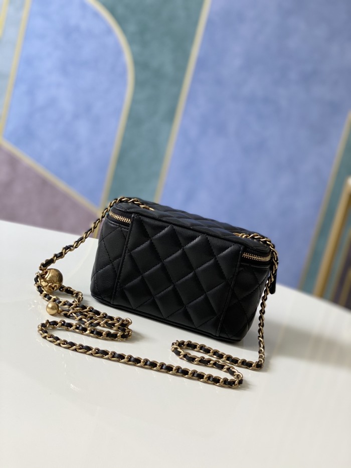 Handbag Chanel  81138  size  16 9.5 8 cm