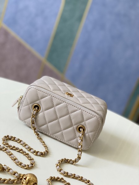 Handbag  Chanel  81138  size 16 9.5 8 cm