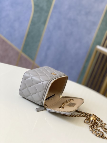 Handbag   Chanel 81138  size  16 9.5 8 cm