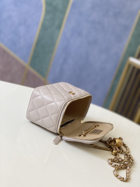 Handbag  Chanel  81138  size 16 9.5 8 cm