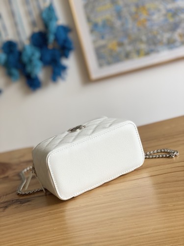 Handbag   Chanel  81199  size  17 cm