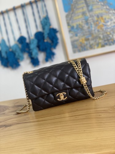 Handbag  Chanel  AS3393  size 14x22x8 cm