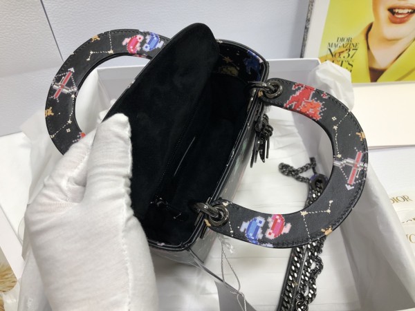 Handbag   Dior  M0505  size  17 x 15 x 7  cm