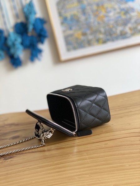 Handbag   Chanel  81199  size  17 cm