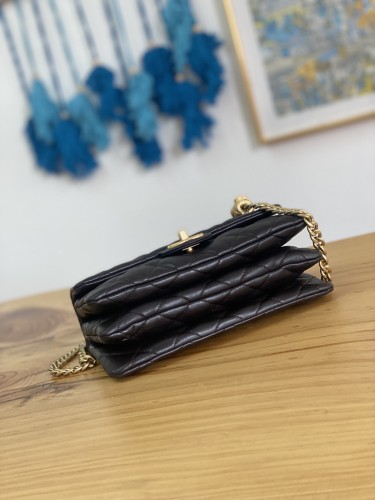 Handbag  Chanel  AS3393  size 14x22x8 cm