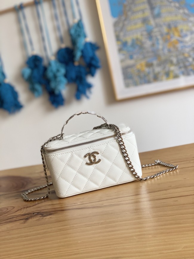 Handbag   Chanel  81199  size  17 cm