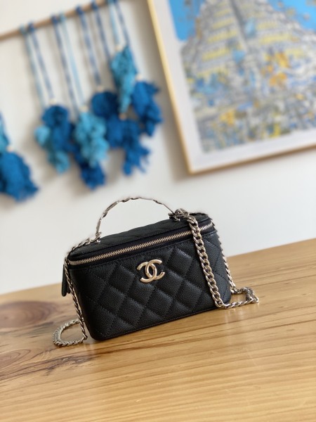 Handbag   Chanel  81199  size  17 cm