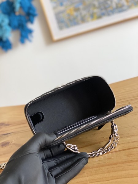 Handbag   Chanel  81199  size  17 cm