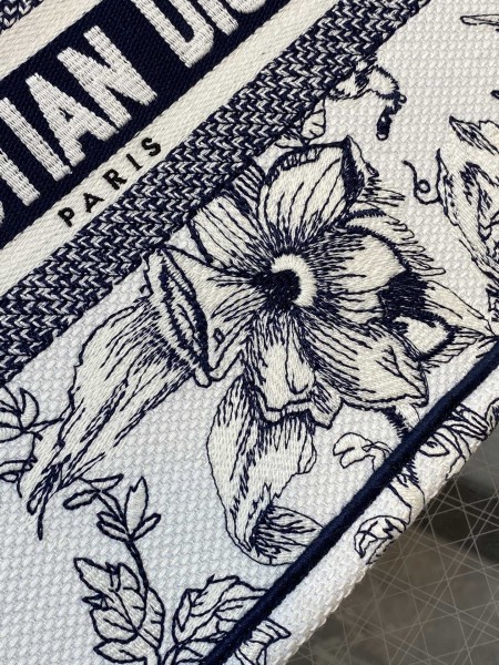 Handbag   Dior  size  26*8*22 cm