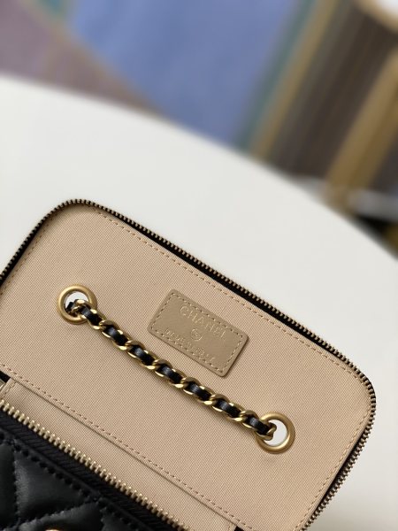 Handbag Chanel  81138  size  16 9.5 8 cm