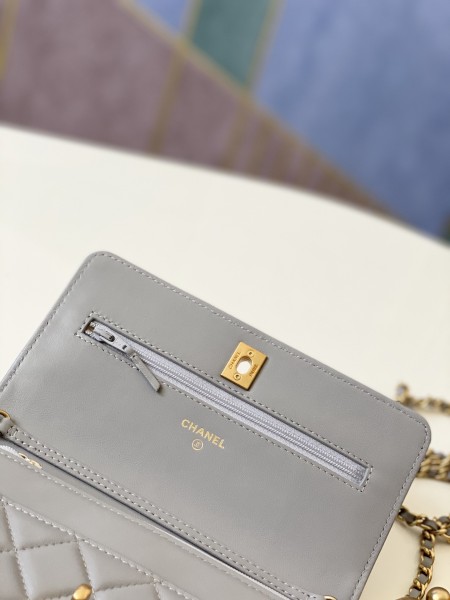 Handbag   Chanel  81133  size  19 cm